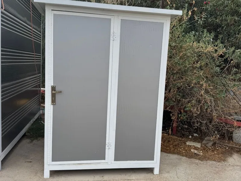 תא שירותים נייד עם דלתות לבנות
